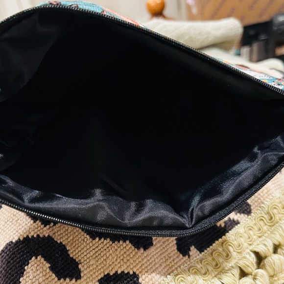 F18-NEW Turquoise with White Swans Cosmetic Bag - Picture 3 of 8